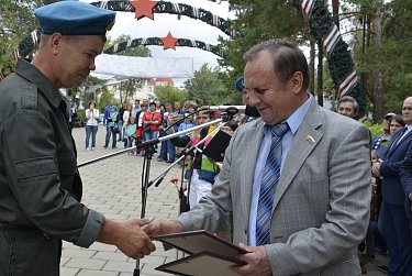 Колонны десантников прошли по улицам городов